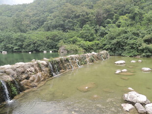 山间石砌水坝景观