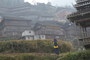 雨中苗寨的独行者
