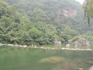 青山绿水间的宁静湖泊