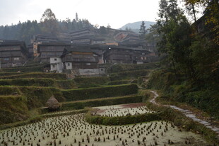 山间梯田旁的古朴村落