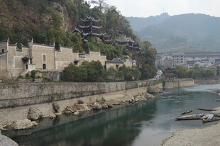 河畔山城风光