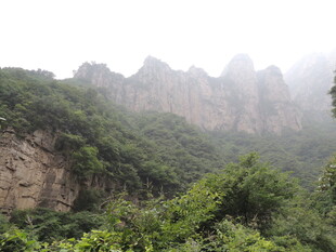 云雾缭绕的秀丽山峦