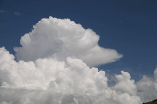 蓝天中的棉花糖般云朵