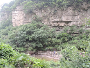 山间河谷绿意盎然景色