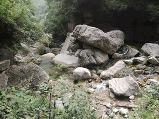 山间乱石景观