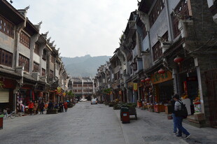 古街行人漫步的宁静景象