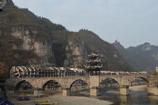 古桥横跨山水间