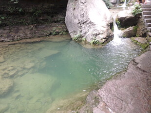 山间清潭 石畔潺潺流水