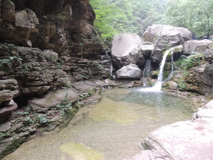 山间溪流瀑布自然美景