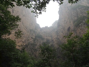 山间光影下的壮丽峡谷