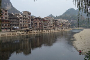 河畔古建倒影 宁静水乡景