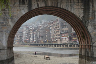 古桥洞下的城市河岸风光