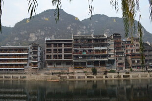 河畔建筑与远山垂柳景观