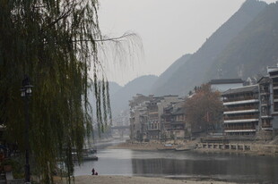 河畔山城景色