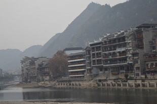 江边依山而建的古朴建筑群