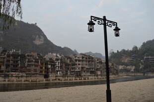 江边小镇路灯与建筑景观