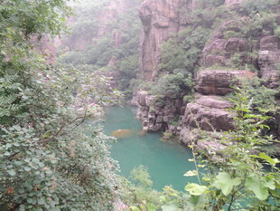 山间幽潭 绿意环绕之景