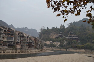 河畔古村景