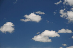 蓝天之上的朵朵白云