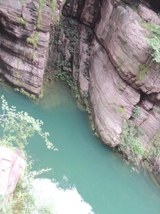 峡谷碧水 奇岩绿植相映