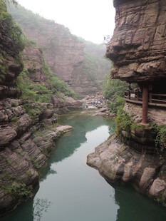 峡谷幽潭间的古朴建筑
