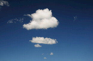 蓝天中的蓬松白云