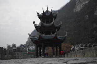 古雅多层亭阁依山而立