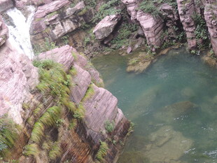 山间碧水绕奇石景观