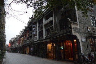 古街夜色中的古朴建筑