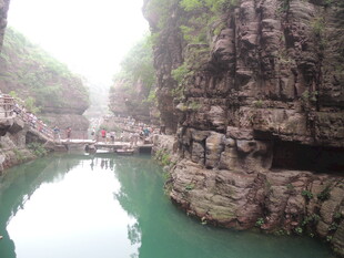 青山绿水间的峡谷风光