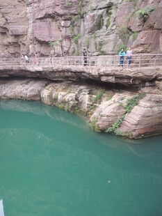 峡谷碧水间的栈道景观
