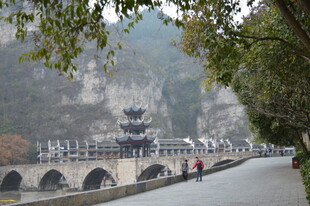 山水间的古桥美景