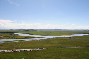 草原河流风景如画