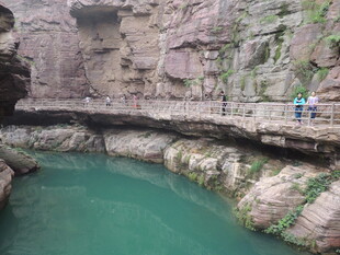 峡谷绿水间的栈道美景