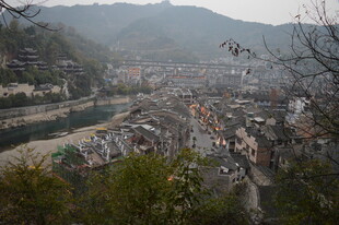 俯瞰山间城镇美景