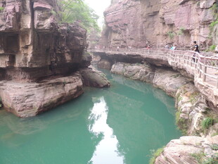 峡谷碧潭美景