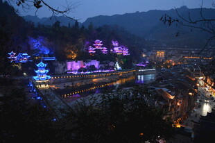 山间夜景灯光璀璨迷人