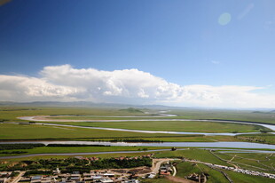 草原风光与村落俯瞰美景