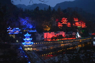 璀璨夜景中的中式建筑灯火