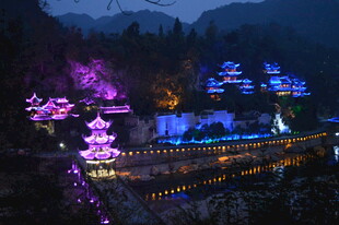 山间夜景灯光秀璀璨夺目