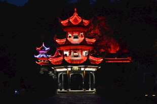 夜晚中式塔楼灯光秀