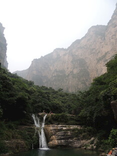 山间飞瀑美景