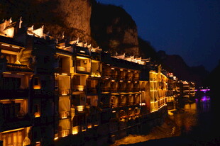 古镇夜景 灯火璀璨映山河