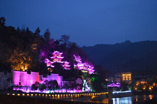 湖畔夜景 绚烂灯光映繁花