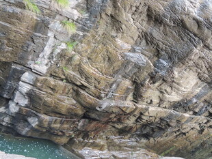 海边嶙峋岩石景观
