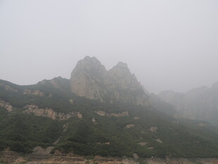 雾中巍峨山峰