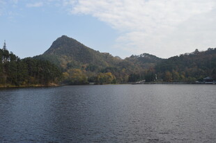湖畔青山美景
