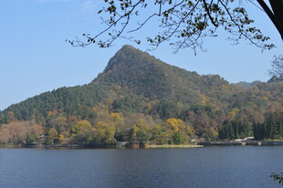湖畔青山秋景图