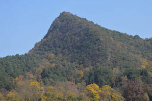秋日山峦美景