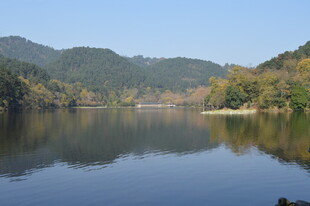 宁静山水湖景风光图